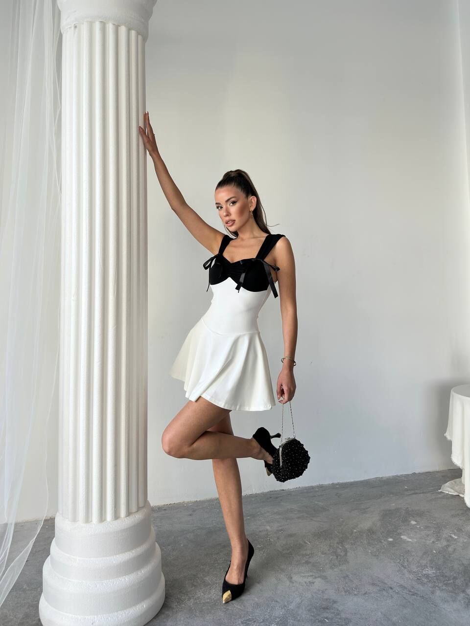 ZARAFETİN İKİ RENGİ: Kontrast Mini Elbise