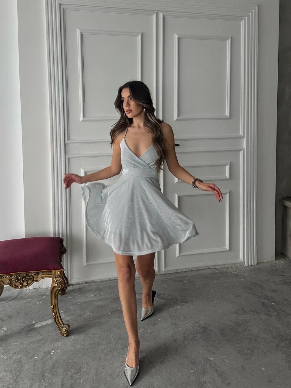 GÖZ ALICI PARILTI: Işıltılı Mini Elbise